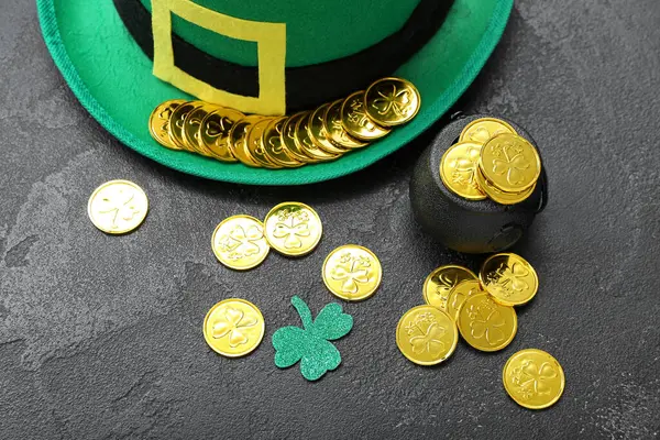 Leprechaun Hat Pot Coins Paper Clover Black Grunge Background Patrick — Foto de Stock