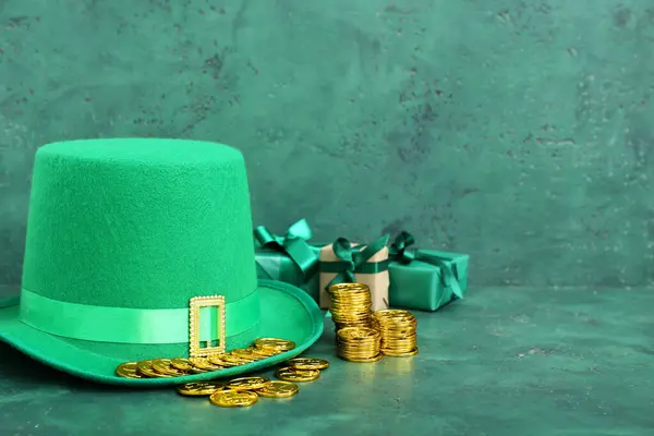 Leprechaun Hat Golden Coins Gifts Green Grunge Background Patrick Day — 스톡 사진