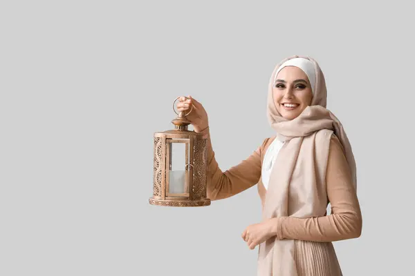 Mladá Muslimka Lucernou Světlém Pozadí Islámská Novoroční Oslava — Stock fotografie
