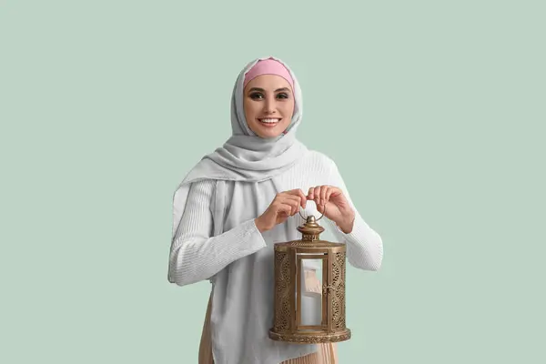 Mladá Muslimka Lucernou Zeleném Pozadí Islámská Novoroční Oslava — Stock fotografie
