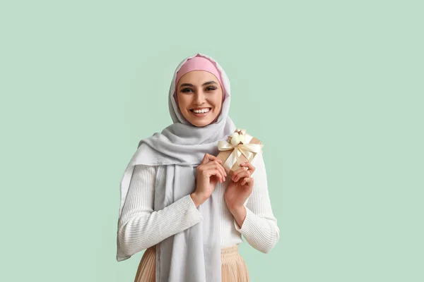 Young Muslim Woman Gift Green Background Islamic New Year Celebration — Stock Photo, Image
