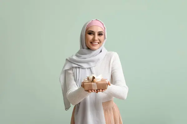 Young Muslim Woman Gift Green Background Islamic New Year Celebration — Stock Photo, Image