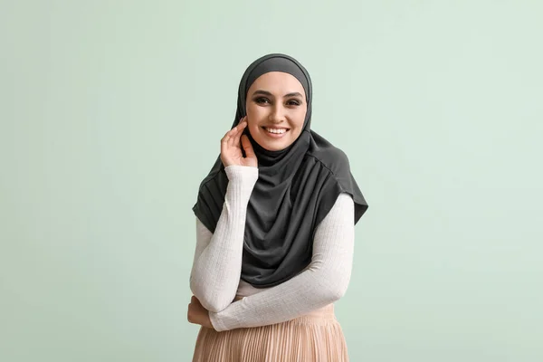 Young Muslim Woman Green Background Islamic New Year Celebration —  Fotos de Stock