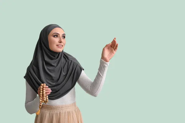 Young Muslim Woman Prayer Beads Green Background Islamic New Year — Stock Photo, Image
