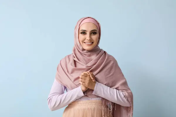 Young Muslim Woman Blue Background Islamic New Year Celebration — Stock Photo, Image