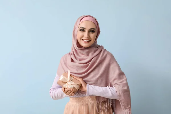 Mujer Musulmana Joven Con Regalo Sobre Fondo Azul Celebración Del —  Fotos de Stock
