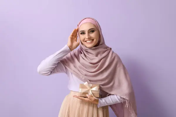 Mujer Musulmana Joven Con Regalo Sobre Fondo Lila Celebración Del —  Fotos de Stock