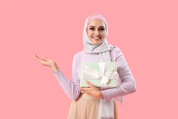 Young Muslim Woman Gift Pink Background Islamic New Year Celebration — 스톡 사진