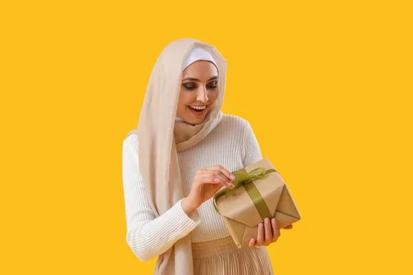 Young Muslim Woman Gift Yellow Background Islamic New Year Celebration — Stock fotografie