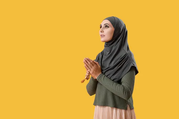 Young Muslim Woman Prayer Beads Yellow Background Islamic New Year — Stockfoto