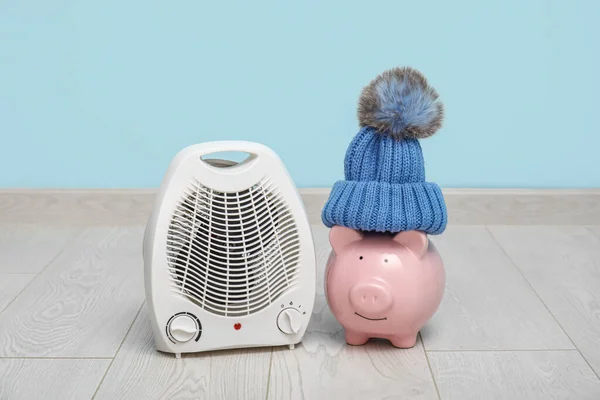 Ηλεκτρικό Καλοριφέρ Κουμπαράς Και Καπέλο Στο Πάτωμα Εποχή Θέρμανσης — Φωτογραφία Αρχείου
