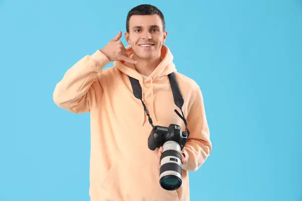 Kameralı Bir Erkek Fotoğrafçı Mavi Arka Planda Ara Beni Işareti — Stok fotoğraf