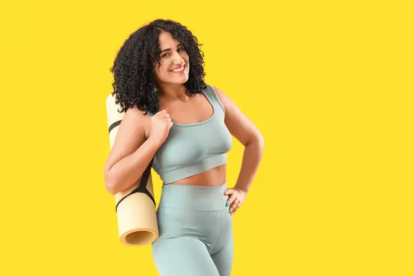 Sporty Adult Woman Yoga Mat Yellow Background — Stockfoto