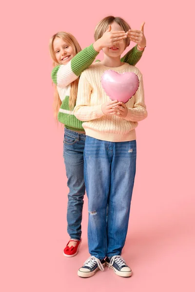 Little Girl Covering Eyes Boy Balloon Pink Background Valentine Day — 图库照片