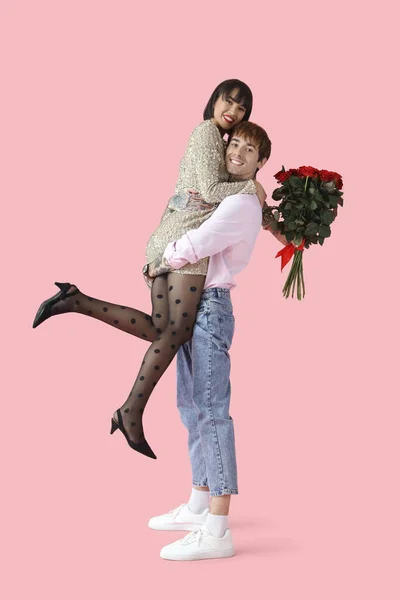 Young Couple Roses Pink Background Valentine Day Celebration — стокове фото