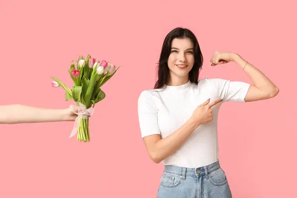 Young Woman Ignoring Bouquet Flowers Flexing Muscles Pink Background Feminism — ストック写真