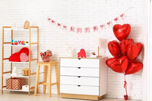 Heart Shaped Balloons Bunting Word Love Living Room Valentine Day — Zdjęcie stockowe