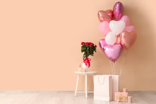 Heart Shaped Balloons Shopping Bags Bouquet Roses Beige Wall Valentine — Zdjęcie stockowe