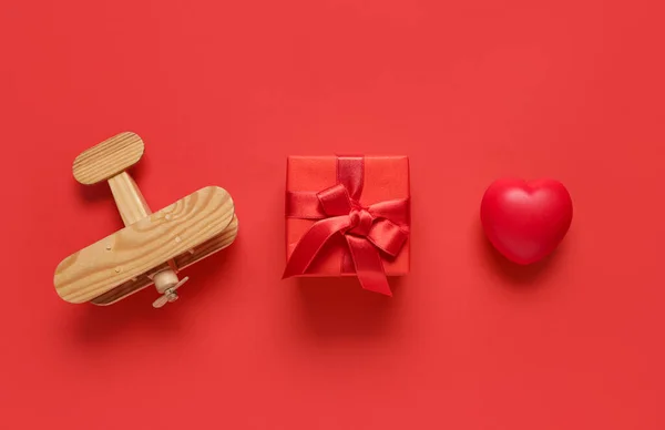 Wooden Airplane Gift Heart Red Background Valentine Day Celebration — стоковое фото