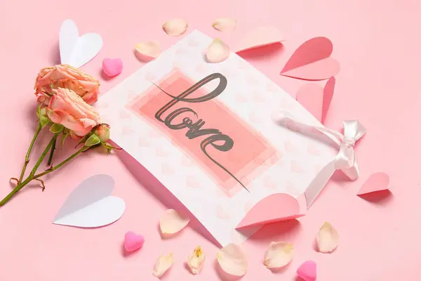 Cartão Com Texto Amor Coração Papel Rosas Sobre Fundo Rosa — Fotografia de Stock