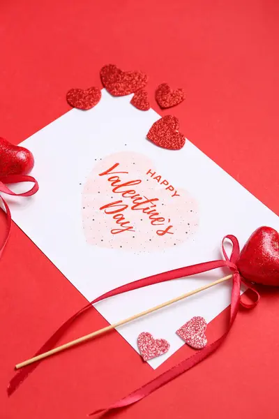 レッドバックグラウンドのハピースバレンタインデーとハート型のデコレーションカード — ストック写真