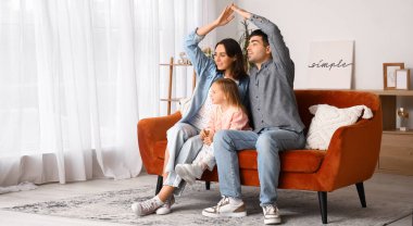 Mutlu bir aile yeni evlerinin hayalini kuruyor.