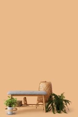 Hasır lambalı gri bank ve bej arka planda ev bitkileri