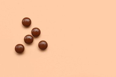 Kahverengi tıbbi haplar bej arka planda