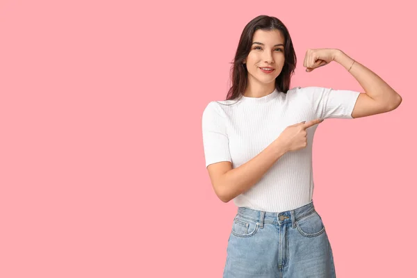 Young Woman Pointing Her Muscles Pink Background Feminism Concept — ストック写真