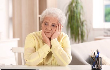 Evde oturan kıdemli kadın.