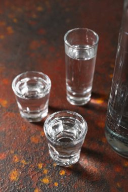 Arka planda votka bardakları