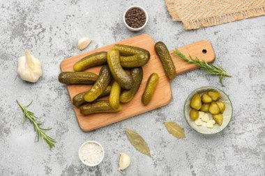 Ahşap tahta tahta tahta, salatalık turşusu ve mavi arka planda farklı baharatlar.