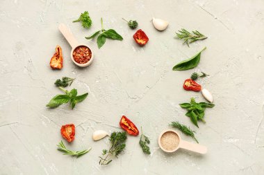 Arkaplanda taze baharat ve bitkilerden yapılmış çerçeve