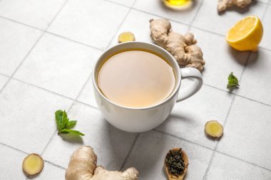 Beyaz fayanslı limonlu ve naneli zencefilli çay.