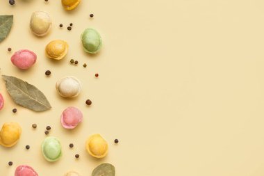 Sarı arka planda biberli ve defne yapraklı renkli çiğ hamur köfteleri.