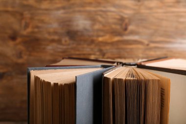 Ahşap zemin üzerine eski kitapları aç, kapat