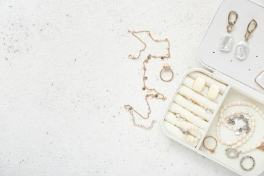 Grunge beyaz arka planda şık mücevherlere sahip bir organizatör