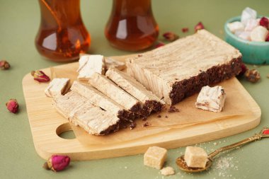 Tahta tahtada yeşil arka planda lezzetli mermer halkalar var.