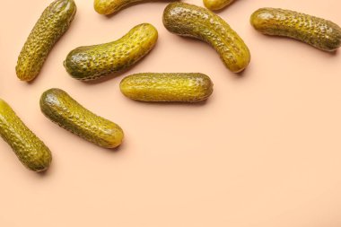 Turuncu arka planda salatalık turşusu