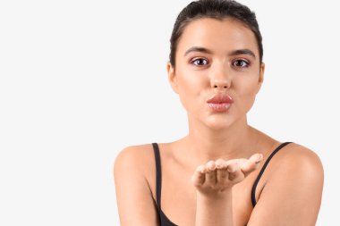 Güzel dudakları olan genç bir kadın arka planda öpüşüyor, yakın plan.