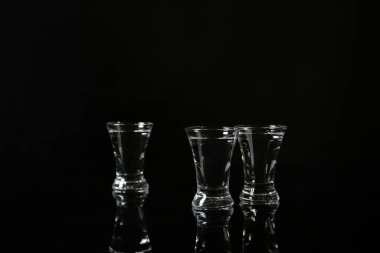 Siyah arka planda soğuk votka.