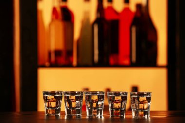 Bardaki masada soğuk votka.