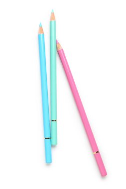 Beyaz arkaplanda izole edilmiş farklı renkli kalemler