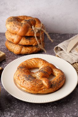 Sofrada lezzetli kraker tabağı, yakın plan.