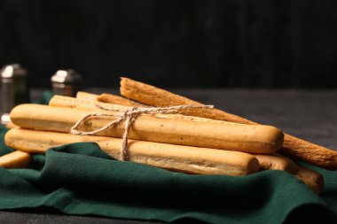 Koyu arkaplanda İtalyan Grissini sürüsü