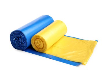 Beyaz arkaplanda izole edilmiş mavi ve sarı çöp torbaları