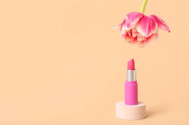 Bej arkaplanda ruj ve lale çiçeğiyle dekoratif sıva podyumu