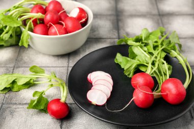 Koyu fayanslı yeşil yapraklı olgun turp tabağı.