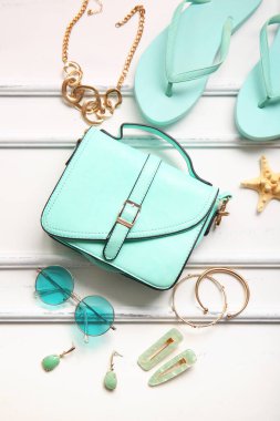 Beyaz arkaplanda şık çanta ve farklı aksesuarlar