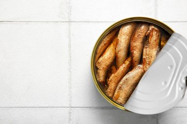 Beyaz fayans üzerinde tütsülenmiş lahanalar